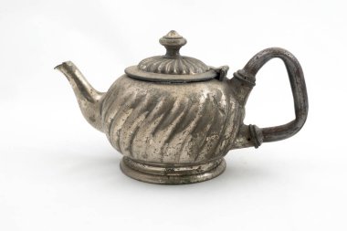 Beyaz arka planda antika çaydanlık. Kedainiai Sahil Müzesi