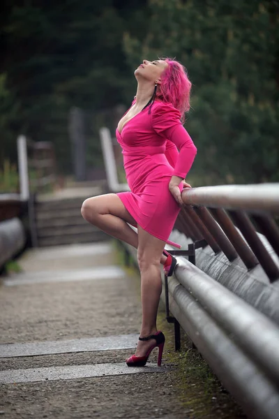 Uma Menina Vestido Rosa Uma Ponte — Fotografia de Stock