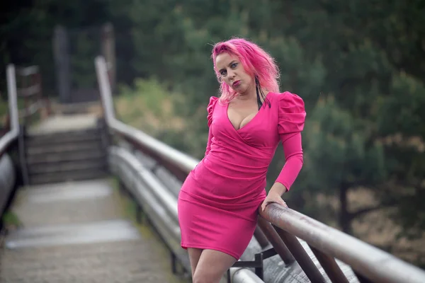 Ein Mädchen Rosa Kleid Auf Einer Brücke — Stockfoto