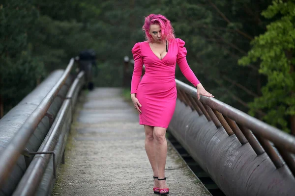 Uma Menina Vestido Rosa Uma Ponte — Fotografia de Stock