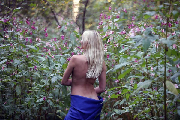 Retrato Uma Jovem Mulher Bonita Fundo Verde Natureza Com Mas — Fotografia de Stock