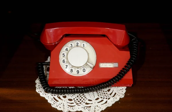 桌上放着电话的红色老式电话 — 图库照片