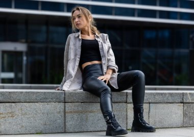 Deri Pantolon Giyen Güzel Kadın, Şehir Geometrisinde Modern Stil