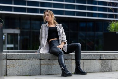 Deri Pantolon Giyen Güzel Kadın, Şehir Geometrisinde Modern Stil