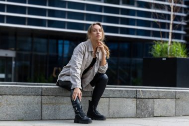 Deri Pantolon Giyen Güzel Kadın, Şehir Geometrisinde Modern Stil