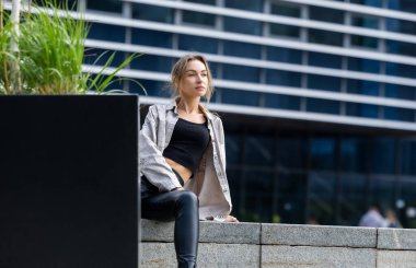 Deri Pantolon Giyen Güzel Kadın, Şehir Geometrisinde Modern Stil