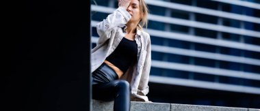 Deri Pantolon Giyen Güzel Kadın, Şehir Geometrisinde Modern Stil