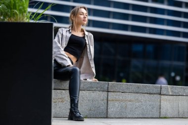 Deri Pantolon Giyen Güzel Kadın, Şehir Geometrisinde Modern Stil