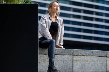 Deri Pantolon Giyen Güzel Kadın, Şehir Geometrisinde Modern Stil