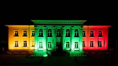Litvanya 'daki Kazlu Ruda belediye binası gece üç renkli ulusal bayrak renkleriyle aydınlatıldı. Mimari cephe ışıklandırması turizm ve kutlama temaları için mükemmel vatansever, şenlikli ve sembolik bir sahne yarattı