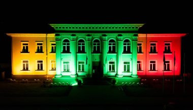 Litvanya 'daki Kazlu Ruda belediye binası gece üç renkli ulusal bayrak renkleriyle aydınlatıldı. Mimari cephe ışıklandırması turizm ve kutlama temaları için mükemmel vatansever, şenlikli ve sembolik bir sahne yarattı