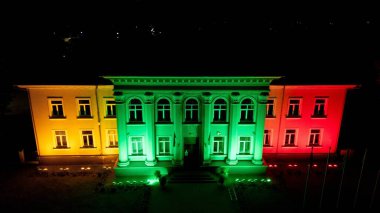 Litvanya 'daki Kazlu Ruda belediye binası gece üç renkli ulusal bayrak renkleriyle aydınlatıldı. Mimari cephe ışıklandırması turizm ve kutlama temaları için mükemmel vatansever, şenlikli ve sembolik bir sahne yarattı