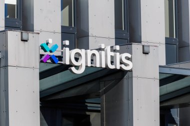 Kaunas, Litvanya 21 Ekim 2025: Ignitis 'in şirket logosu Kaunas' taki Ignitis Grup ofis binasının cephesinde sergilendi.