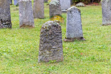 Kdainiai, Litvanya 28 Ekim 2025: Birçok yıpranmış taş mezar taşı yosun ve liken kaplı eski Yahudi mezarlığı. Bölgedeki Yahudi cemaatinin anılarını ve tarihini temsil eden tarihi bir kültür mirası..