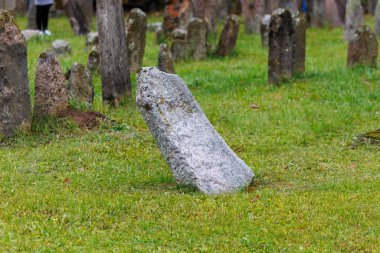Kdainiai, Litvanya 28 Ekim 2025: Birçok yıpranmış taş mezar taşı yosun ve liken kaplı eski Yahudi mezarlığı. Bölgedeki Yahudi cemaatinin anılarını ve tarihini temsil eden tarihi bir kültür mirası..