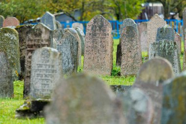 Kdainiai, Litvanya 28 Ekim 2025: Birçok yıpranmış taş mezar taşı yosun ve liken kaplı eski Yahudi mezarlığı. Bölgedeki Yahudi cemaatinin anılarını ve tarihini temsil eden tarihi bir kültür mirası..