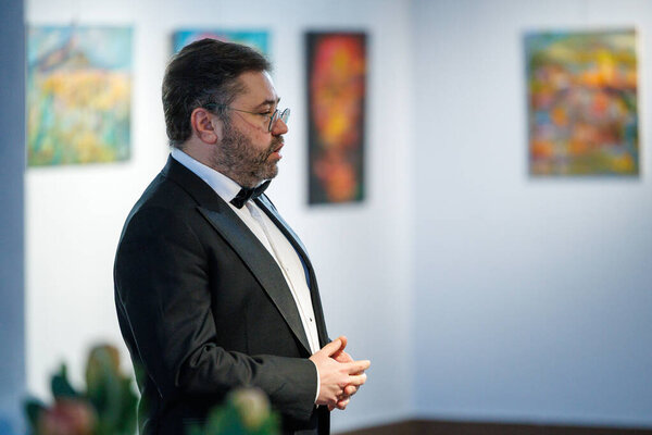 Оперный певец Рафайлас Карпис выступил на концерте классической музыки в Мультикультурном центре Кедайняй 9 февраля 2025 года. Исполнитель одет в официальный костюм и поет выразительно в интимной культурной обстановке