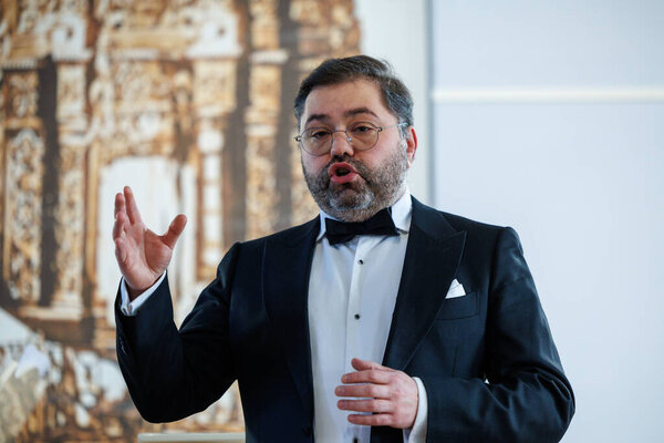 Оперный певец Рафайлас Карпис выступил на концерте классической музыки в Мультикультурном центре Кедайняй 9 февраля 2025 года. Исполнитель одет в официальный костюм и поет выразительно в интимной культурной обстановке