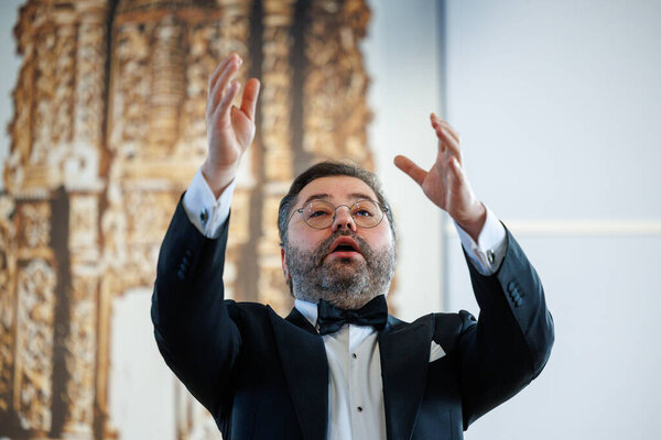 Оперный певец Рафайлас Карпис выступил на концерте классической музыки в Мультикультурном центре Кедайняй 9 февраля 2025 года. Исполнитель одет в официальный костюм и поет выразительно в интимной культурной обстановке