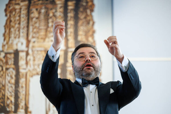 Оперный певец Рафайлас Карпис выступил на концерте классической музыки в Мультикультурном центре Кедайняй 9 февраля 2025 года. Исполнитель одет в официальный костюм и поет выразительно в интимной культурной обстановке