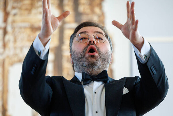 Оперный певец Рафайлас Карпис выступил на концерте классической музыки в Мультикультурном центре Кедайняй 9 февраля 2025 года. Исполнитель одет в официальный костюм и поет выразительно в интимной культурной обстановке