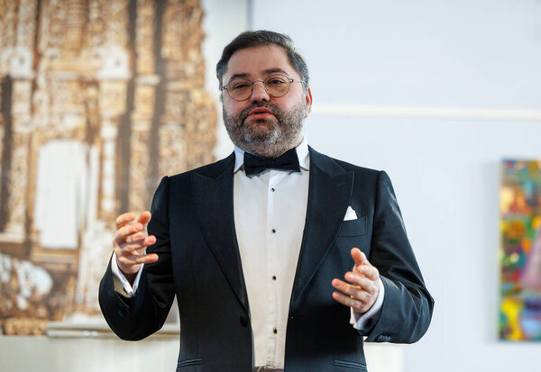 Оперный певец Рафайлас Карпис выступил на концерте классической музыки в Мультикультурном центре Кедайняй 9 февраля 2025 года. Исполнитель одет в официальный костюм и поет выразительно в интимной культурной обстановке