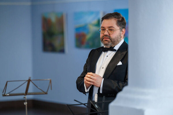 Оперный певец Рафайлас Карпис выступил на концерте классической музыки в Мультикультурном центре Кедайняй 9 февраля 2025 года. Исполнитель одет в официальный костюм и поет выразительно в интимной культурной обстановке