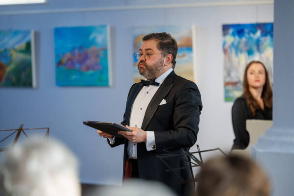 Оперный певец Рафайлас Карпис выступил на концерте классической музыки в Мультикультурном центре Кедайняй 9 февраля 2025 года. Исполнитель одет в официальный костюм и поет выразительно в интимной культурной обстановке