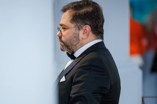 Оперный певец Рафайлас Карпис выступил на концерте классической музыки в Мультикультурном центре Кедайняй 9 февраля 2025 года. Исполнитель одет в официальный костюм и поет выразительно в интимной культурной обстановке