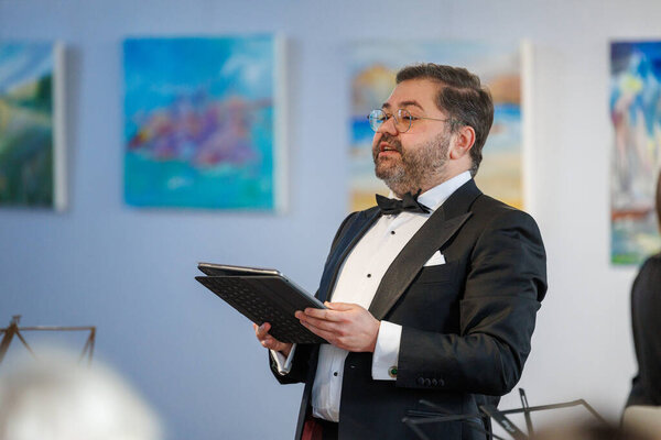 Оперный певец Рафайлас Карпис выступил на концерте классической музыки в Мультикультурном центре Кедайняй 9 февраля 2025 года. Исполнитель одет в официальный костюм и поет выразительно в интимной культурной обстановке