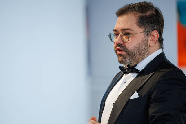 Оперный певец Рафайлас Карпис выступил на концерте классической музыки в Мультикультурном центре Кедайняй 9 февраля 2025 года. Исполнитель одет в официальный костюм и поет выразительно в интимной культурной обстановке