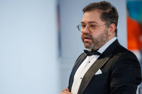 Оперный певец Рафайлас Карпис выступил на концерте классической музыки в Мультикультурном центре Кедайняй 9 февраля 2025 года. Исполнитель одет в официальный костюм и поет выразительно в интимной культурной обстановке