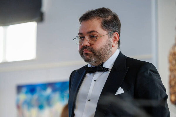 Оперный певец Рафайлас Карпис выступил на концерте классической музыки в Мультикультурном центре Кедайняй 9 февраля 2025 года. Исполнитель одет в официальный костюм и поет выразительно в интимной культурной обстановке