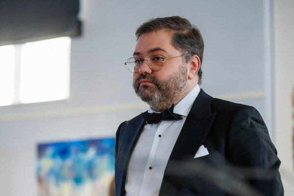 Оперный певец Рафайлас Карпис выступил на концерте классической музыки в Мультикультурном центре Кедайняй 9 февраля 2025 года. Исполнитель одет в официальный костюм и поет выразительно в интимной культурной обстановке