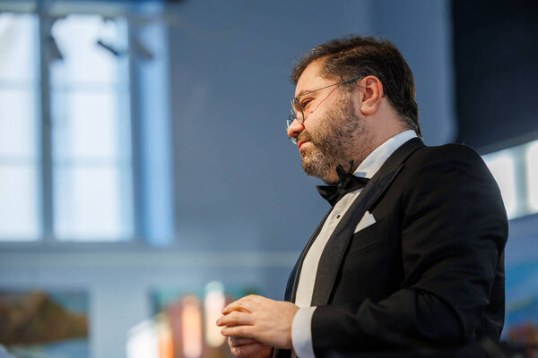 Оперный певец Рафайлас Карпис выступил на концерте классической музыки в Мультикультурном центре Кедайняй 9 февраля 2025 года. Исполнитель одет в официальный костюм и поет выразительно в интимной культурной обстановке