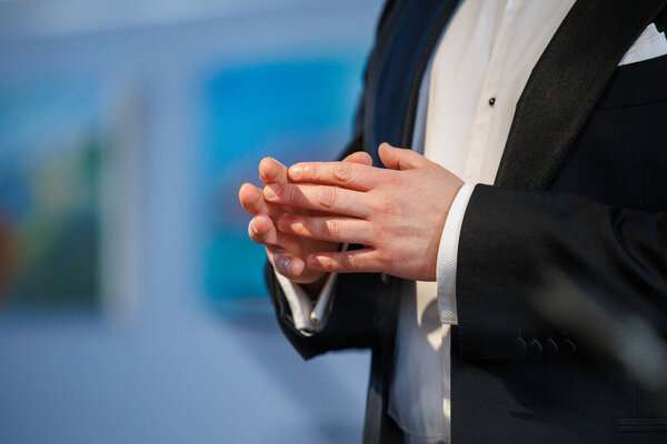 Оперный певец Рафайлас Карпис выступил на концерте классической музыки в Мультикультурном центре Кедайняй 9 февраля 2025 года. Исполнитель одет в официальный костюм и поет выразительно в интимной культурной обстановке