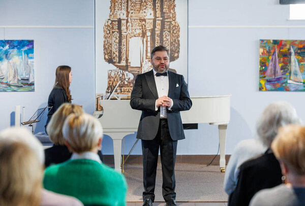 Оперный певец Рафайлас Карпис выступил на концерте классической музыки в Мультикультурном центре Кедайняй 9 февраля 2025 года. Исполнитель одет в официальный костюм и поет выразительно в интимной культурной обстановке