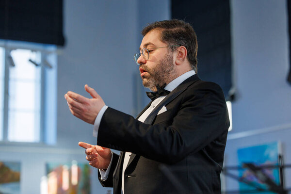 Оперный певец Рафайлас Карпис выступил на концерте классической музыки в Мультикультурном центре Кедайняй 9 февраля 2025 года. Исполнитель одет в официальный костюм и поет выразительно в интимной культурной обстановке