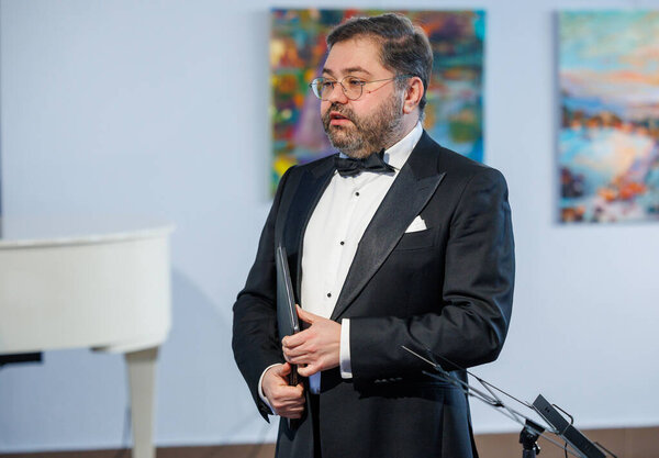 Оперный певец Рафайлас Карпис выступил на концерте классической музыки в Мультикультурном центре Кедайняй 9 февраля 2025 года. Исполнитель одет в официальный костюм и поет выразительно в интимной культурной обстановке