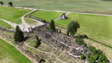 Haç Tepesi, Siauliai, Litvanya 1 Ağustos 2025: İHA tarafından çekilen panoramik hava görüntüleri. Sahne binlerce ahşap ve metal haç, yürüyüş yolları ve yaz ışığı altında kırsal kesimleri gösteriyor.