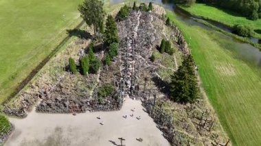 Haç Tepesi, Siauliai, Litvanya 1 Ağustos 2025: İHA tarafından çekilen panoramik hava görüntüleri. Sahne binlerce ahşap ve metal haç, yürüyüş yolları ve yaz ışığı altında kırsal kesimleri gösteriyor.