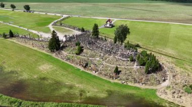 Haç Tepesi, Siauliai, Litvanya 1 Ağustos 2025: İHA tarafından çekilen panoramik hava görüntüleri. Sahne binlerce ahşap ve metal haç, yürüyüş yolları ve yaz ışığı altında kırsal kesimleri gösteriyor.