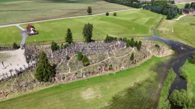 Haç Tepesi, Siauliai, Litvanya 1 Ağustos 2025: İHA tarafından çekilen panoramik hava görüntüleri. Sahne binlerce ahşap ve metal haç, yürüyüş yolları ve yaz ışığı altında kırsal kesimleri gösteriyor.