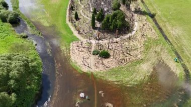 Haç Tepesi, Siauliai, Litvanya 1 Ağustos 2025: İHA tarafından çekilen panoramik hava görüntüleri. Sahne binlerce ahşap ve metal haç, yürüyüş yolları ve yaz ışığı altında kırsal kesimleri gösteriyor.