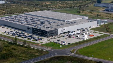 14 Eylül 2024 'te Litvanya' nın Kedainiai Serbest Ekonomi Bölgesi 'ndeki Pon.Bisiklet üretim tesisi ve açık hava manzarası park alanları, çadırlar ve endüstriyel çevreleri gösteriyor.