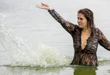 Siyah Giysili Kadın Suya Sıçrıyor: Zarafet Doğayla Tanışıyor