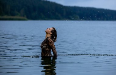 Su damlacıkları, siyah bluzlu kadın, tatil