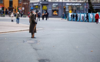 Törensel askeri muhafızlar 15 Kasım 2025 'te bir ayin sırasında tüfeklerle resmi görevlerini yerine getiriyorlar. Resmi törenin bir parçası olarak üniformalı askerler ayakta ve yürüyor. Düzenleyici kullanımı