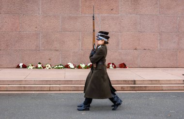 Törensel askeri muhafızlar 15 Kasım 2025 'te bir ayin sırasında tüfeklerle resmi görevlerini yerine getiriyorlar. Resmi törenin bir parçası olarak üniformalı askerler ayakta ve yürüyor. Düzenleyici kullanımı