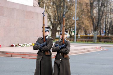 Törensel askeri muhafızlar 15 Kasım 2025 'te bir ayin sırasında tüfeklerle resmi görevlerini yerine getiriyorlar. Resmi törenin bir parçası olarak üniformalı askerler ayakta ve yürüyor. Düzenleyici kullanımı